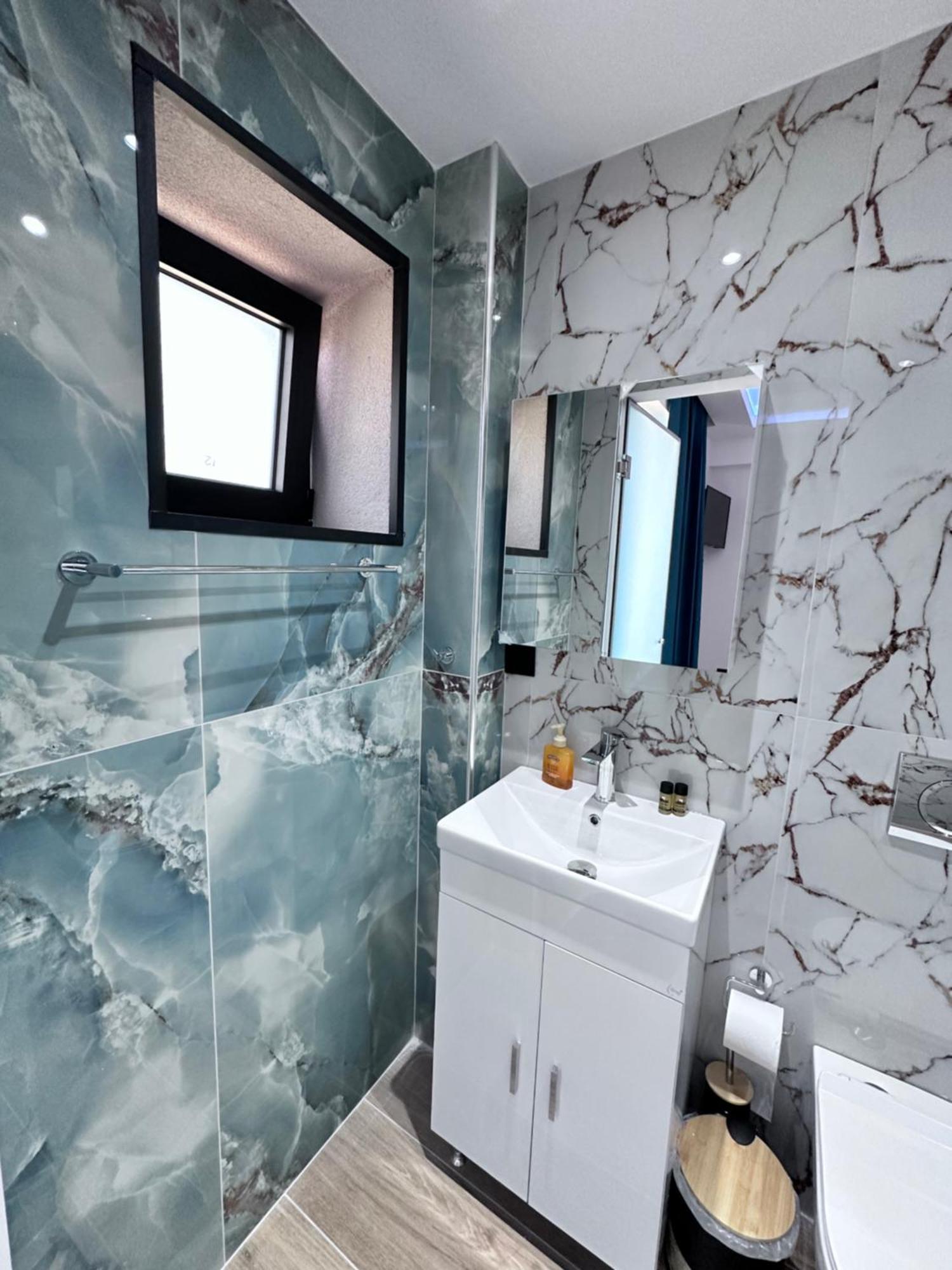 Central Studios Apartments Аликанас Екстериор снимка